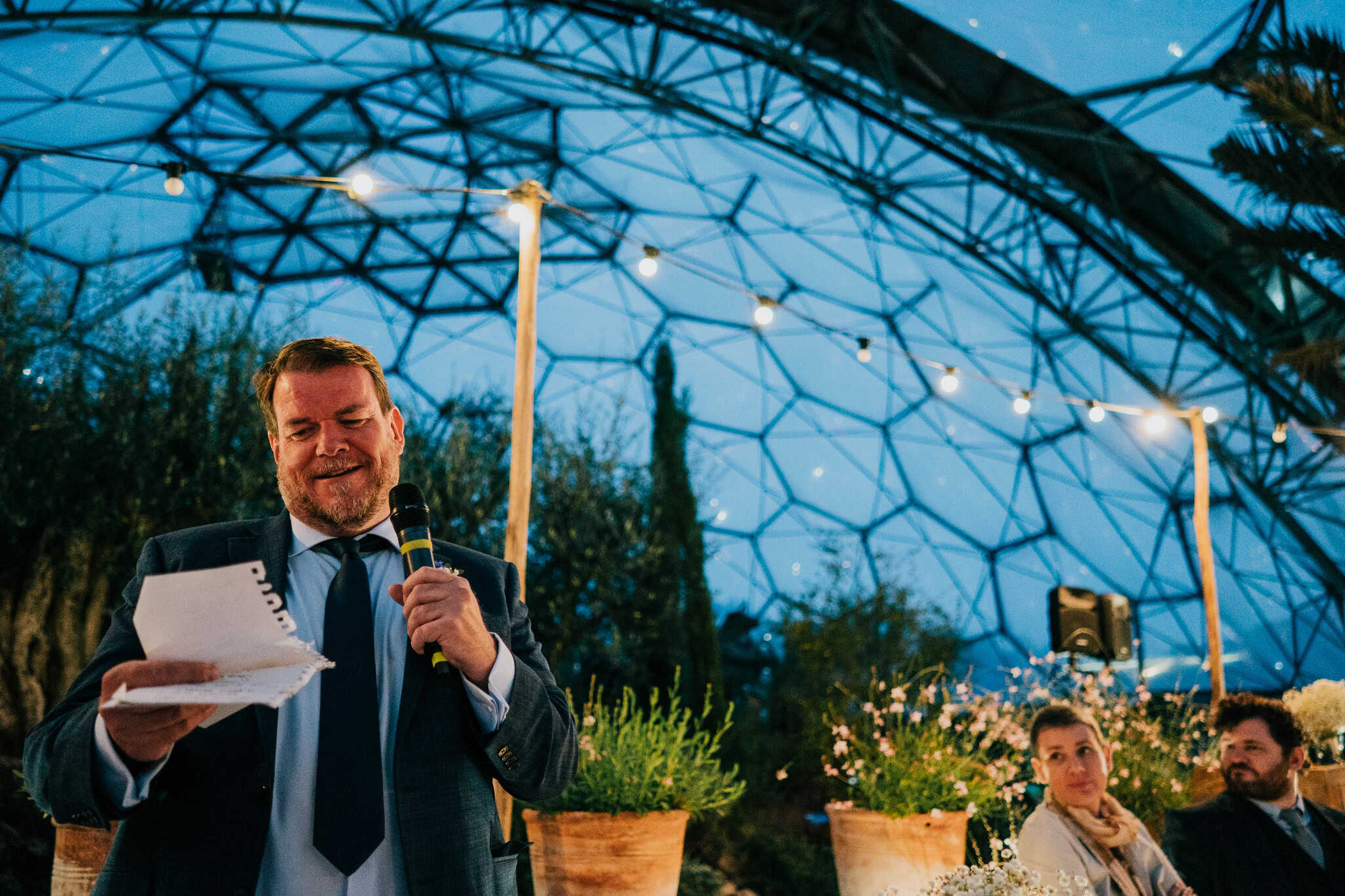 best man using notes to deliver wedding speaker
